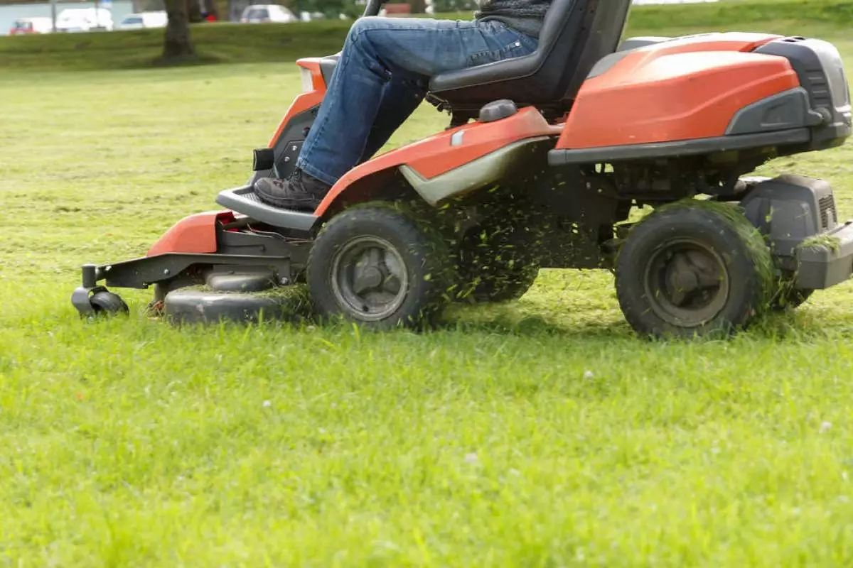 Featured image to Do lawn mower batteries charge themselves Find Out
