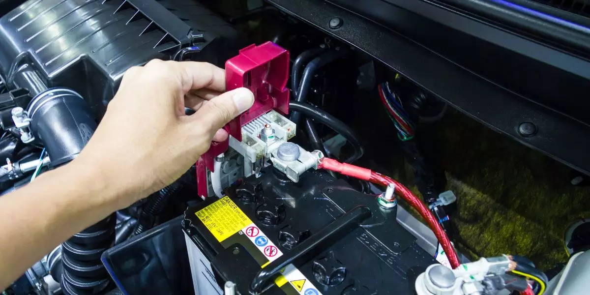 Can You Disconnect A Car Battery While It’s Running